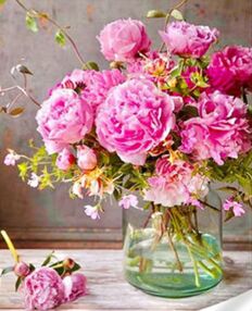 Алмазна мозаїка 30х40 HEG86882 Півонії в затишному інтер'єрі "Strateg"