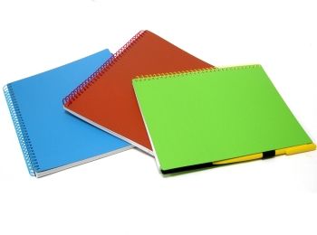 блокнот 175х206 мм 120 аркушів у клітинку пластикова обкладинка на спіралі + ручка на гумці артикул 